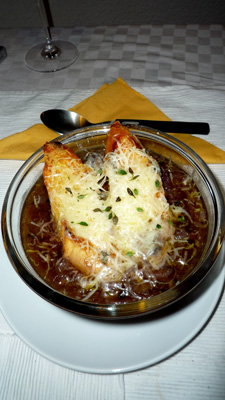 Zwiebelsuppe mit Croûtons Zwiebelsuppe mit Croûtons